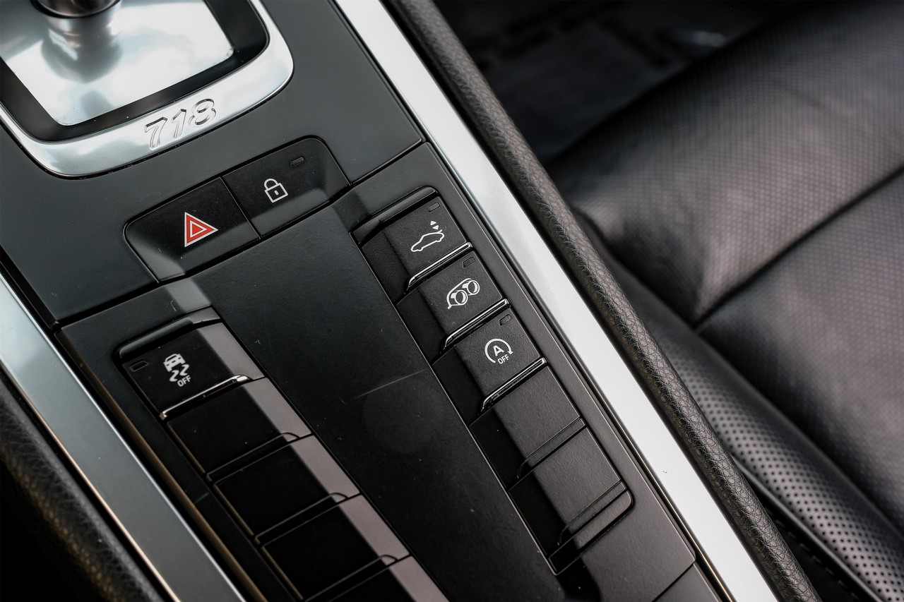 Porsche 718 Cayman Vehicle Main Gallery Image 26