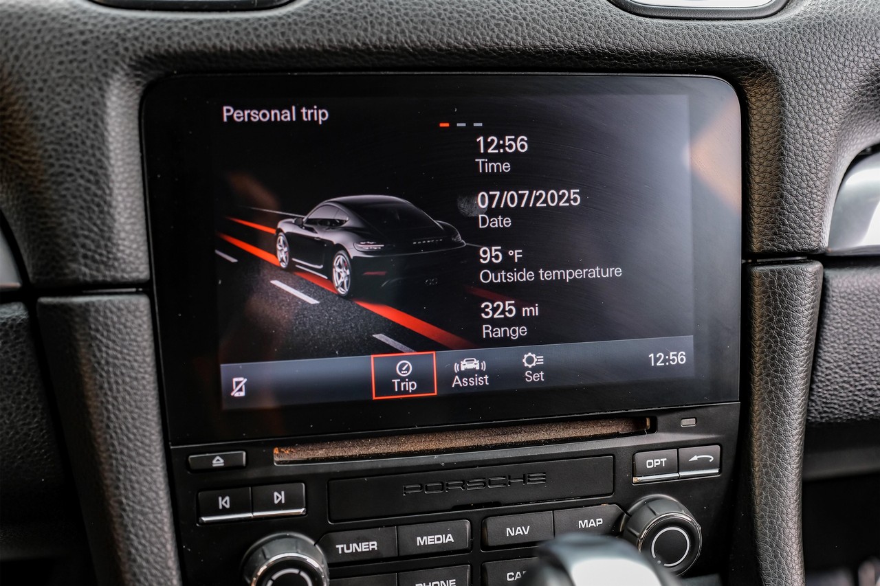 Porsche 718 Cayman Vehicle Main Gallery Image 33