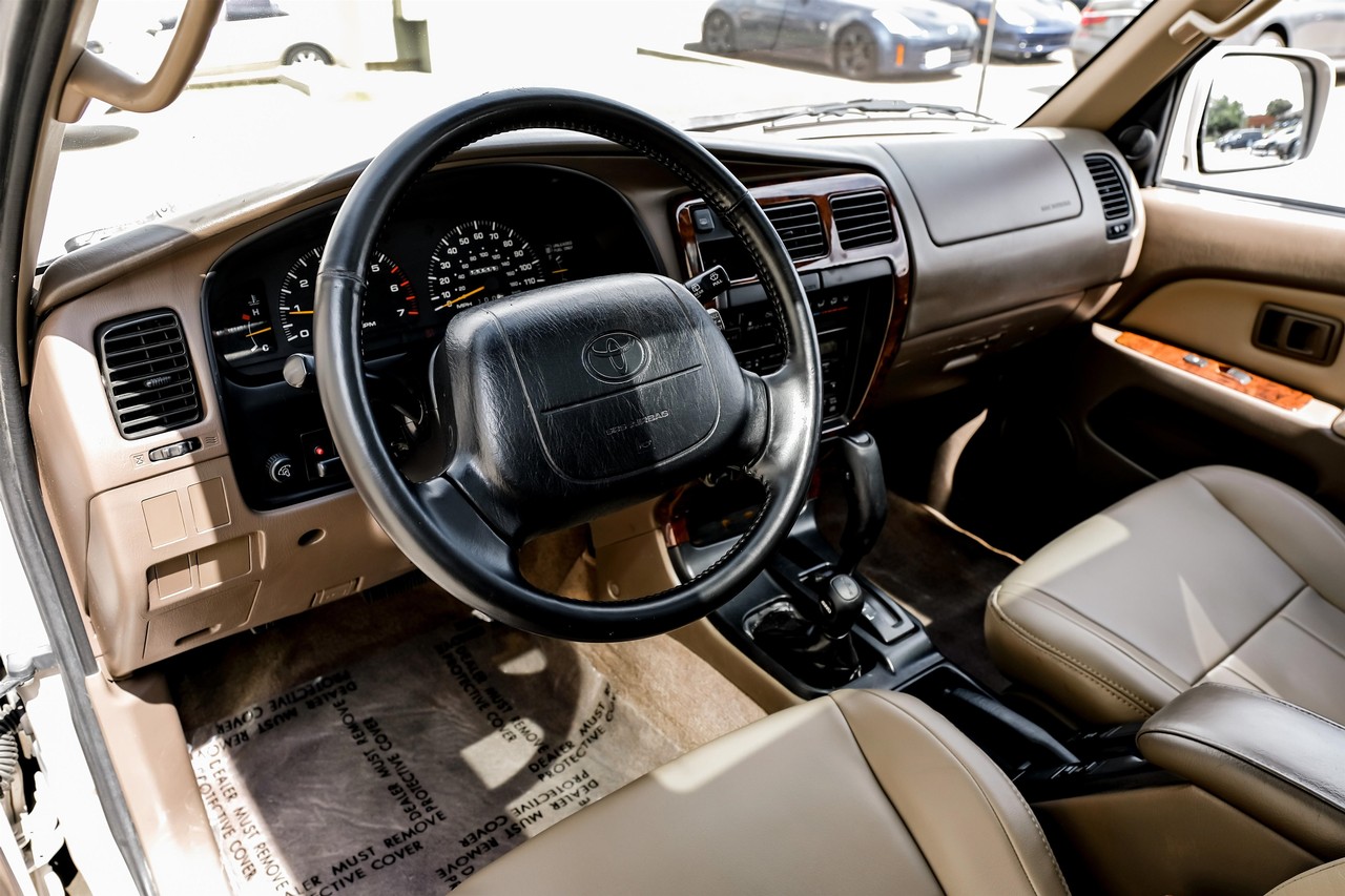 Toyota 4Runner Vehicle Main Gallery Image 03
