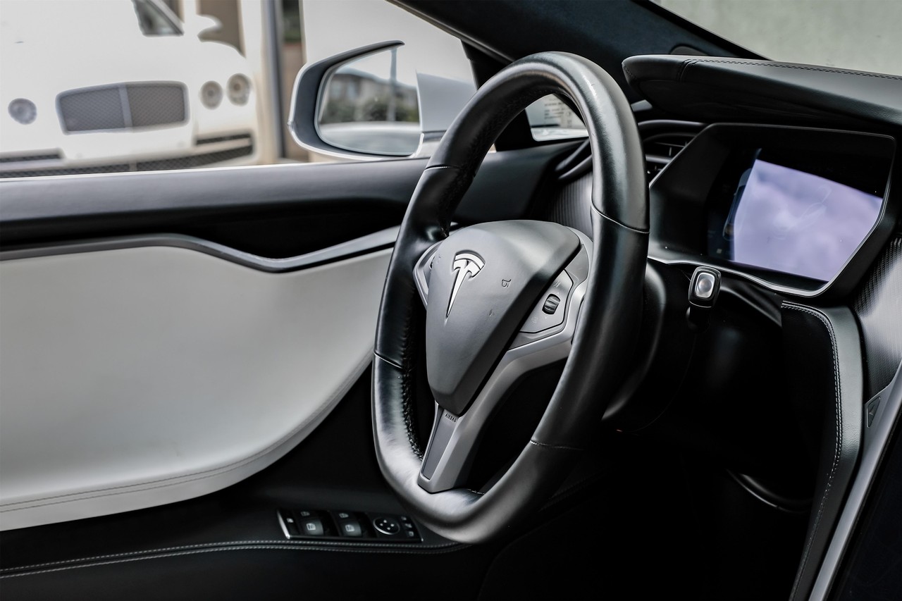 Tesla Model S Vehicle Main Gallery Image 19
