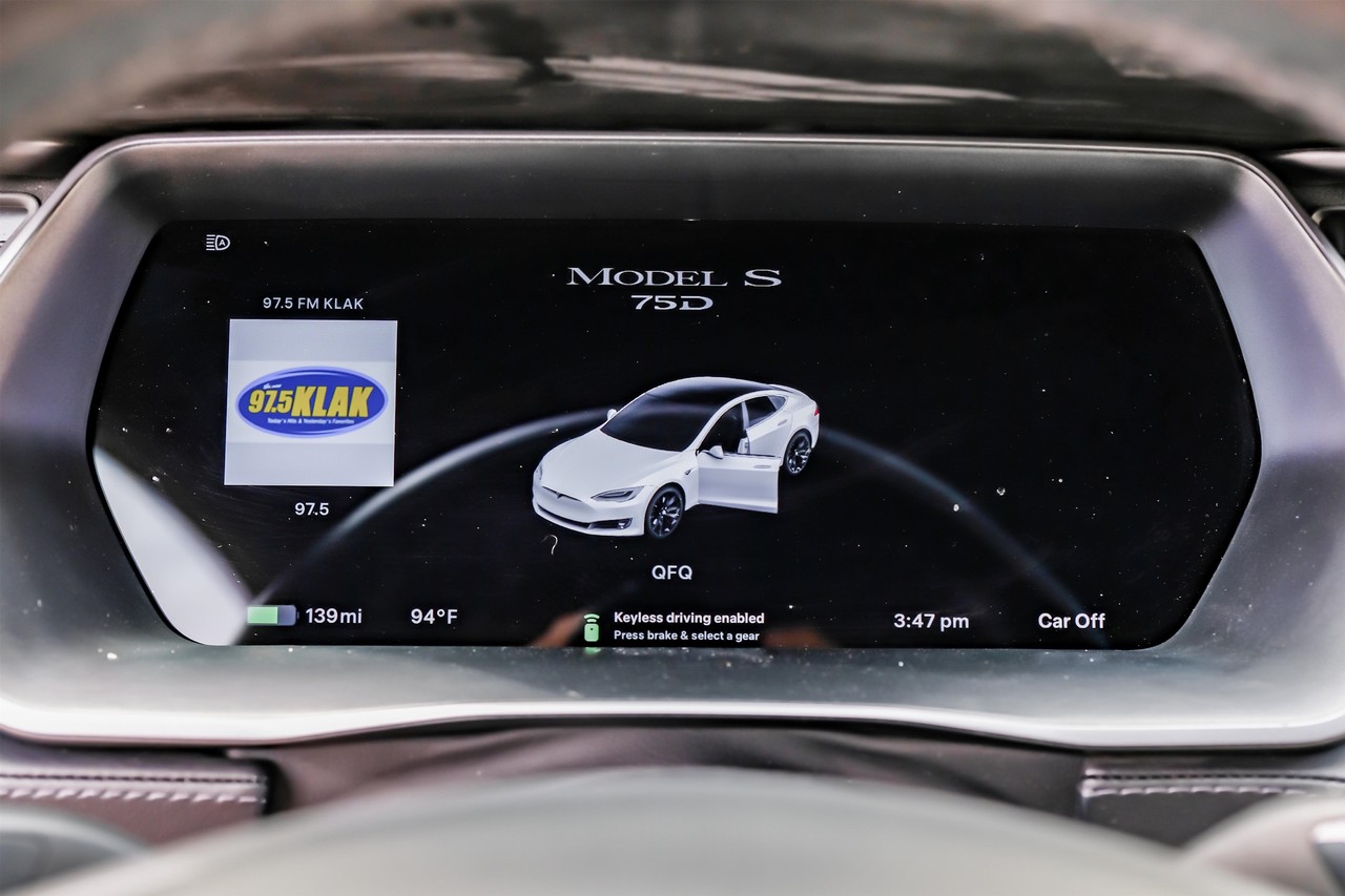Tesla Model S Vehicle Main Gallery Image 24