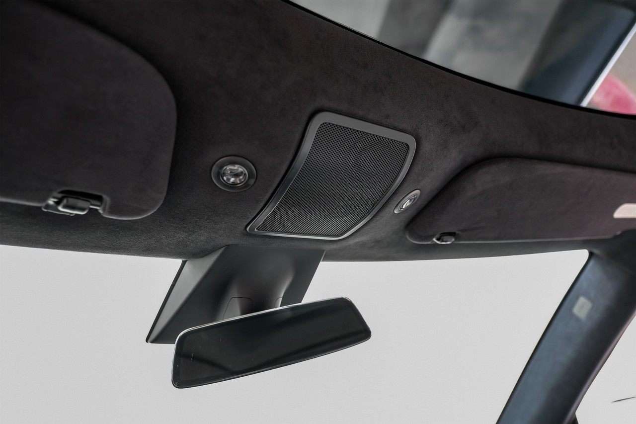 Tesla Model S Vehicle Main Gallery Image 35