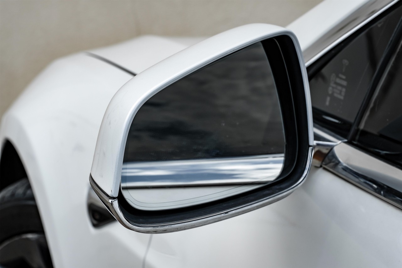 Tesla Model S Vehicle Main Gallery Image 41