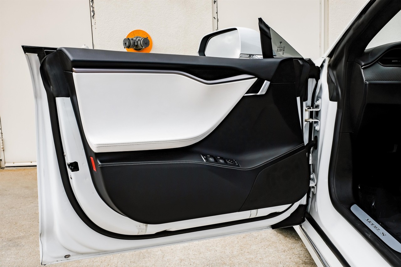 Tesla Model S Vehicle Main Gallery Image 43