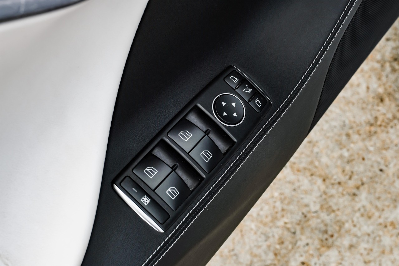 Tesla Model S Vehicle Main Gallery Image 44