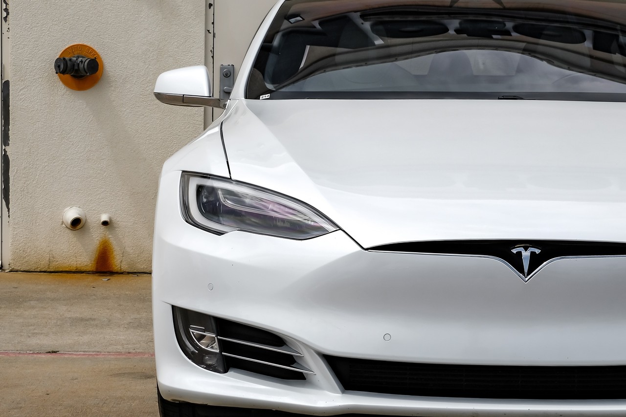 Tesla Model S Vehicle Main Gallery Image 48