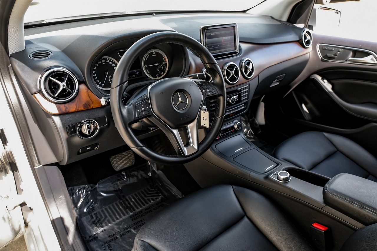 Mercedes-Benz B 250e Vehicle Main Gallery Image 03
