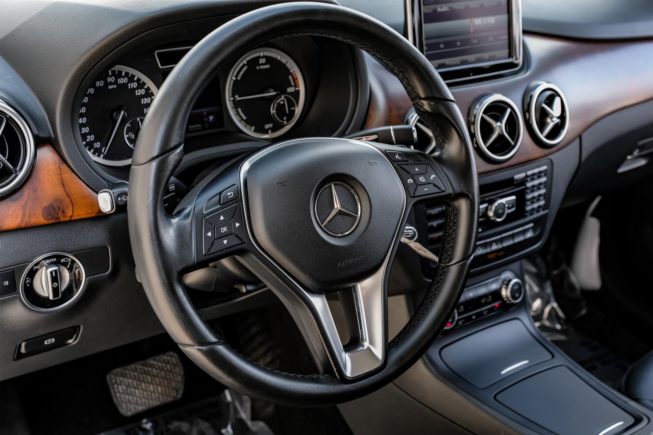 Mercedes-Benz B 250e Vehicle Main Gallery Image 18