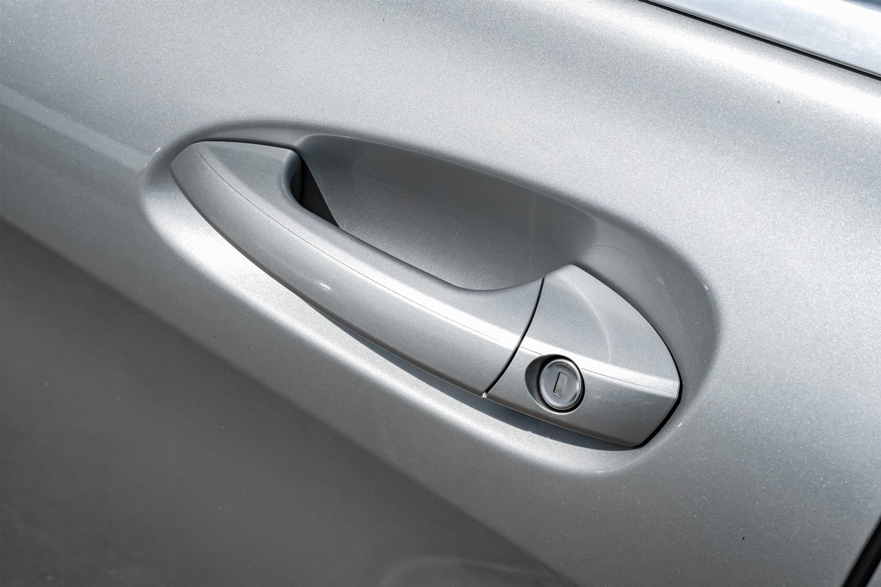 Mercedes-Benz B 250e Vehicle Main Gallery Image 40