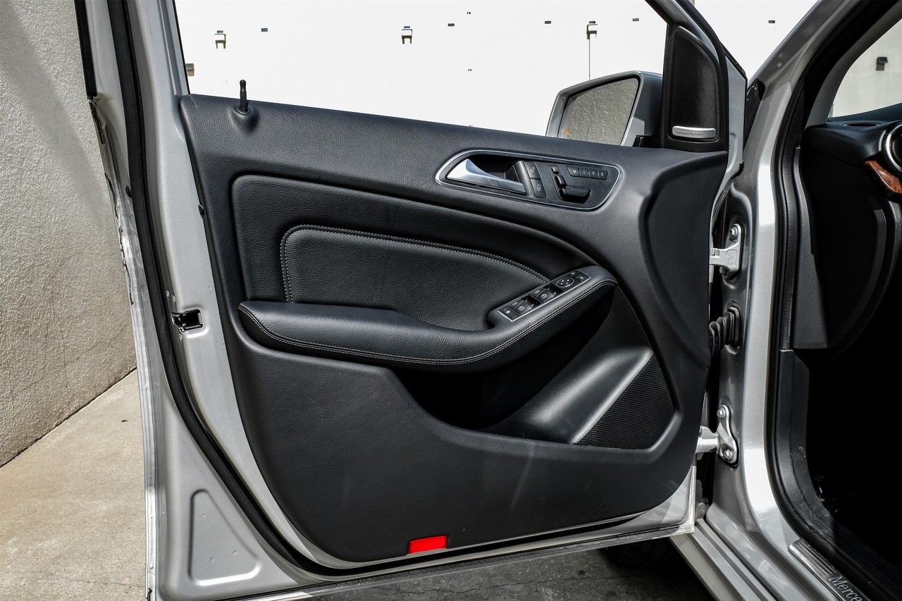 Mercedes-Benz B 250e Vehicle Main Gallery Image 41