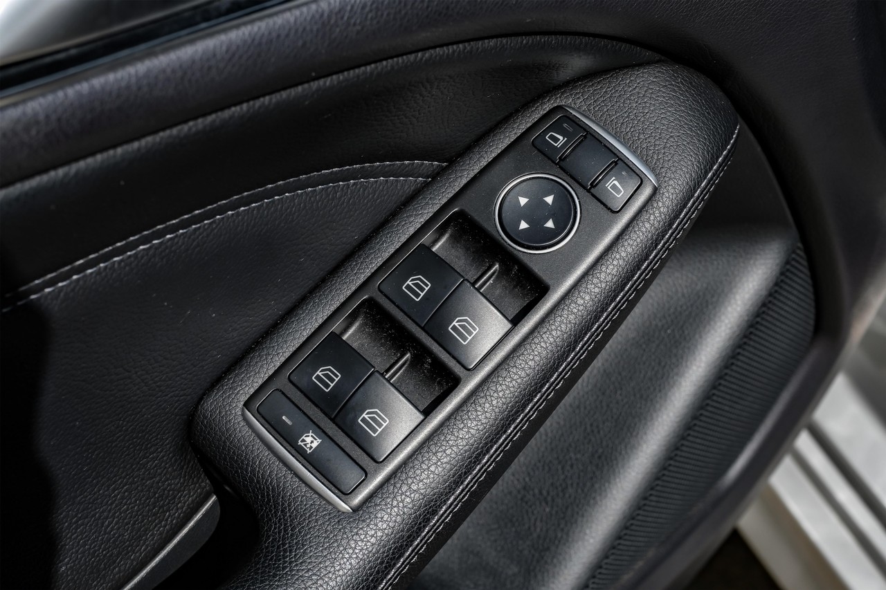 Mercedes-Benz B 250e Vehicle Main Gallery Image 42