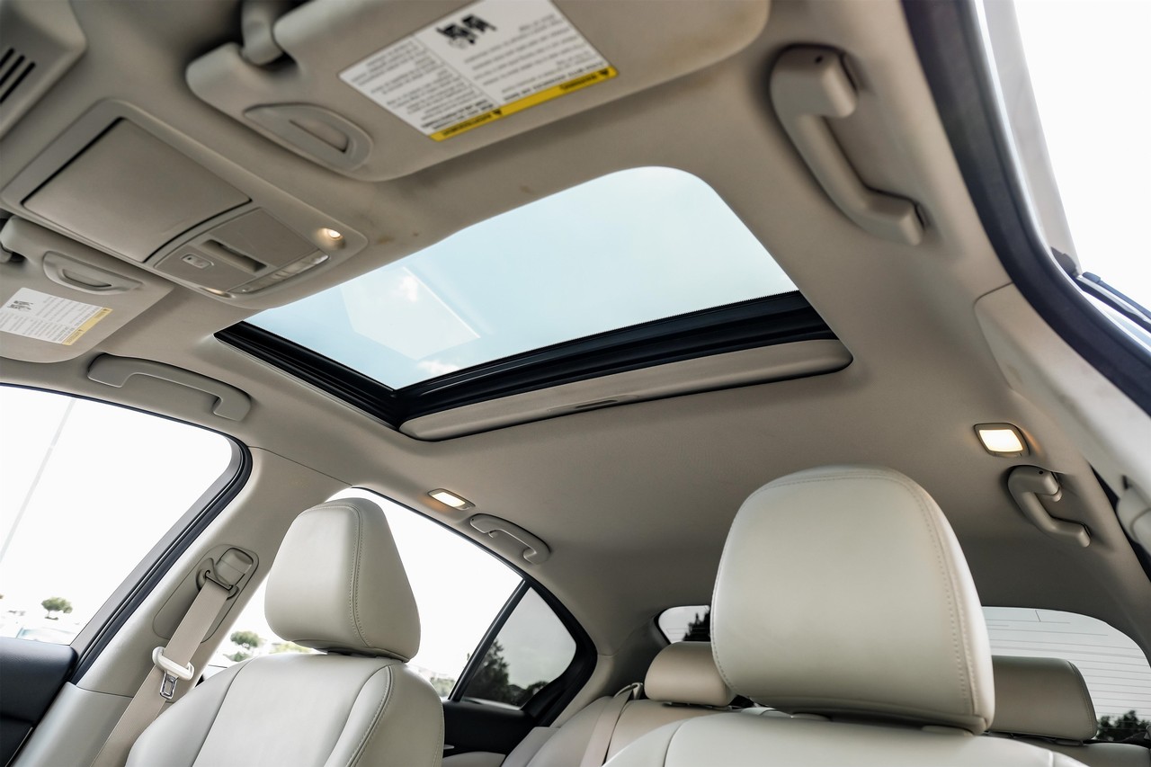 INFINITI Q50 Vehicle Main Gallery Image 05