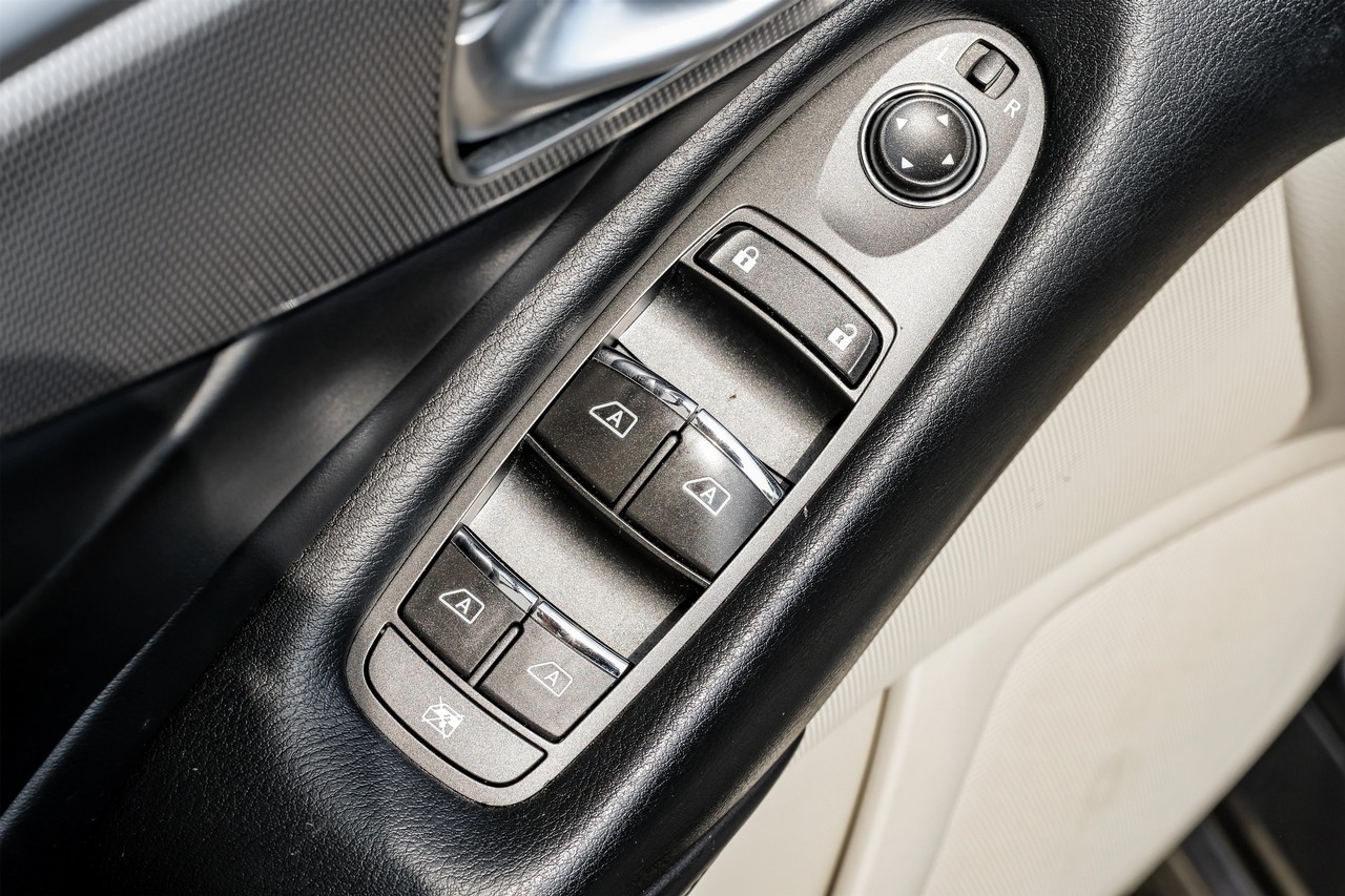 INFINITI Q50 Vehicle Main Gallery Image 43
