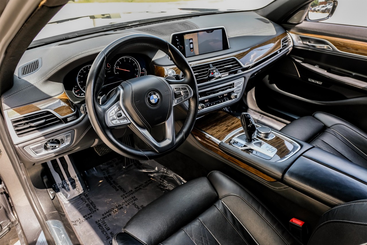 BMW 750i xDrive Vehicle Main Gallery Image 03