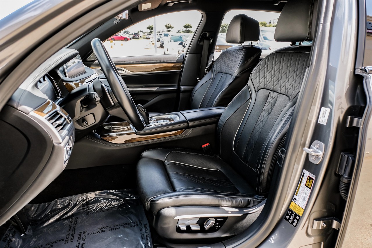 BMW 750i xDrive Vehicle Main Gallery Image 04