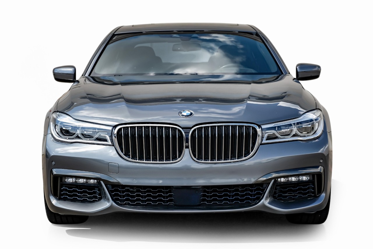 BMW 750i xDrive Vehicle Main Gallery Image 06