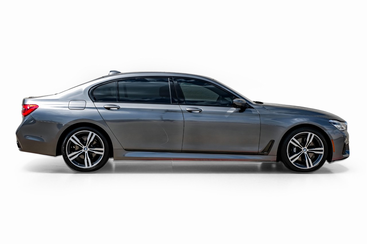BMW 750i xDrive Vehicle Main Gallery Image 08
