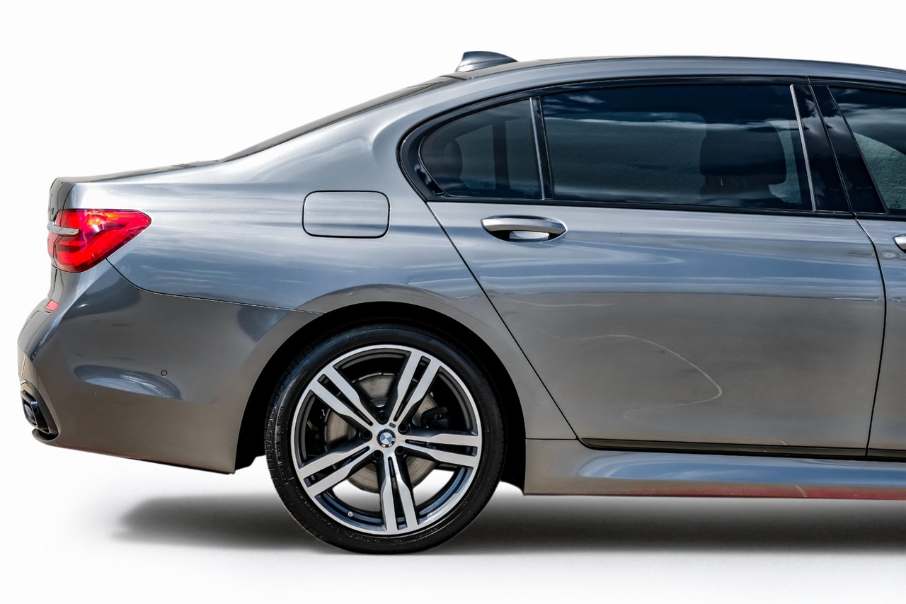 BMW 750i xDrive Vehicle Main Gallery Image 09