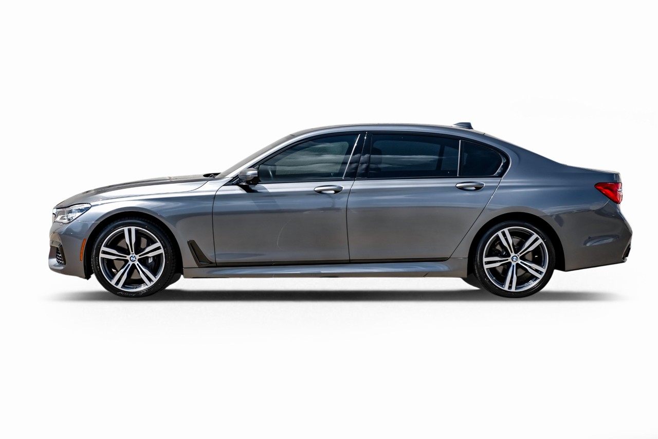 BMW 750i xDrive Vehicle Main Gallery Image 14