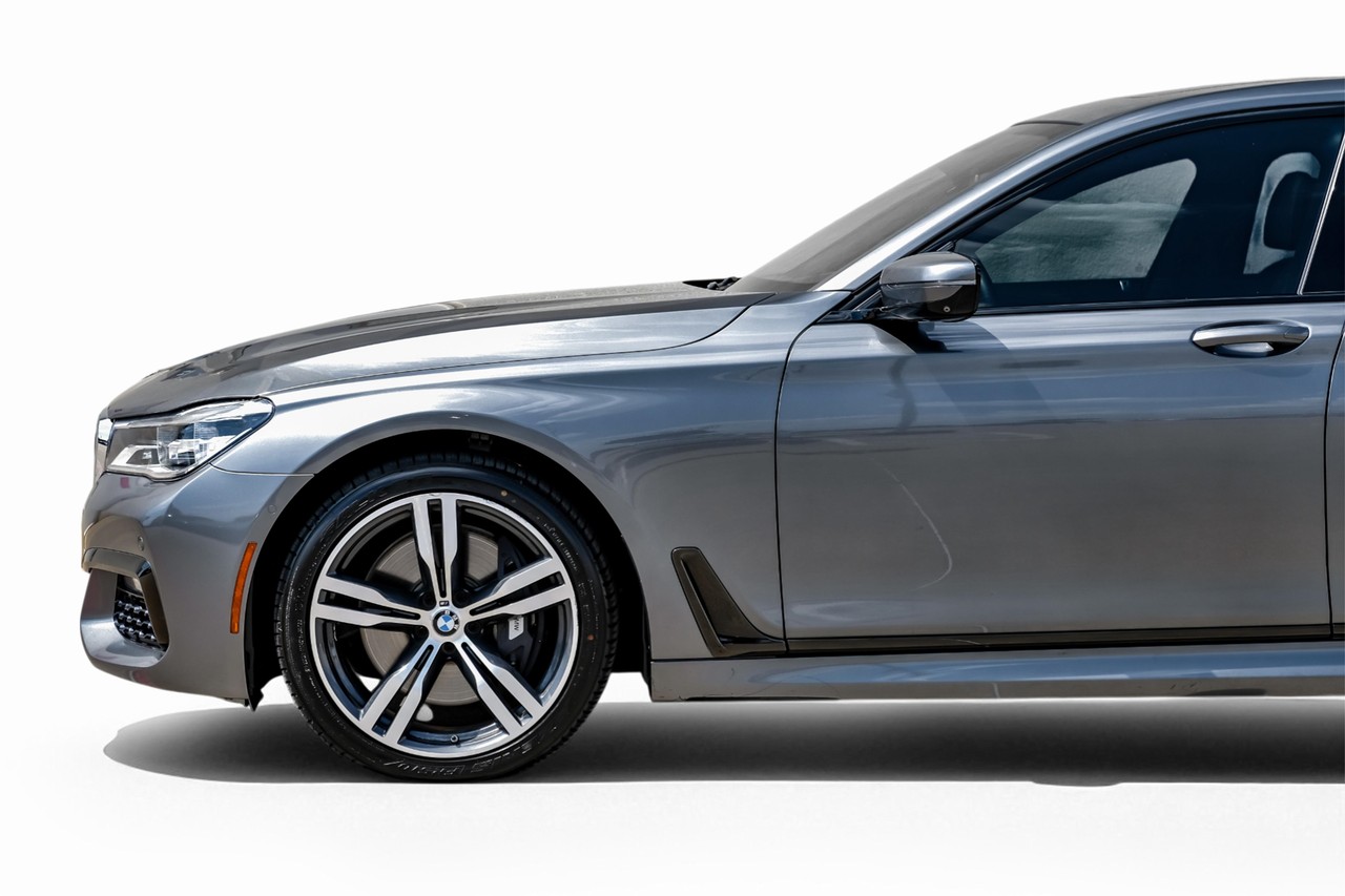 BMW 750i xDrive Vehicle Main Gallery Image 15