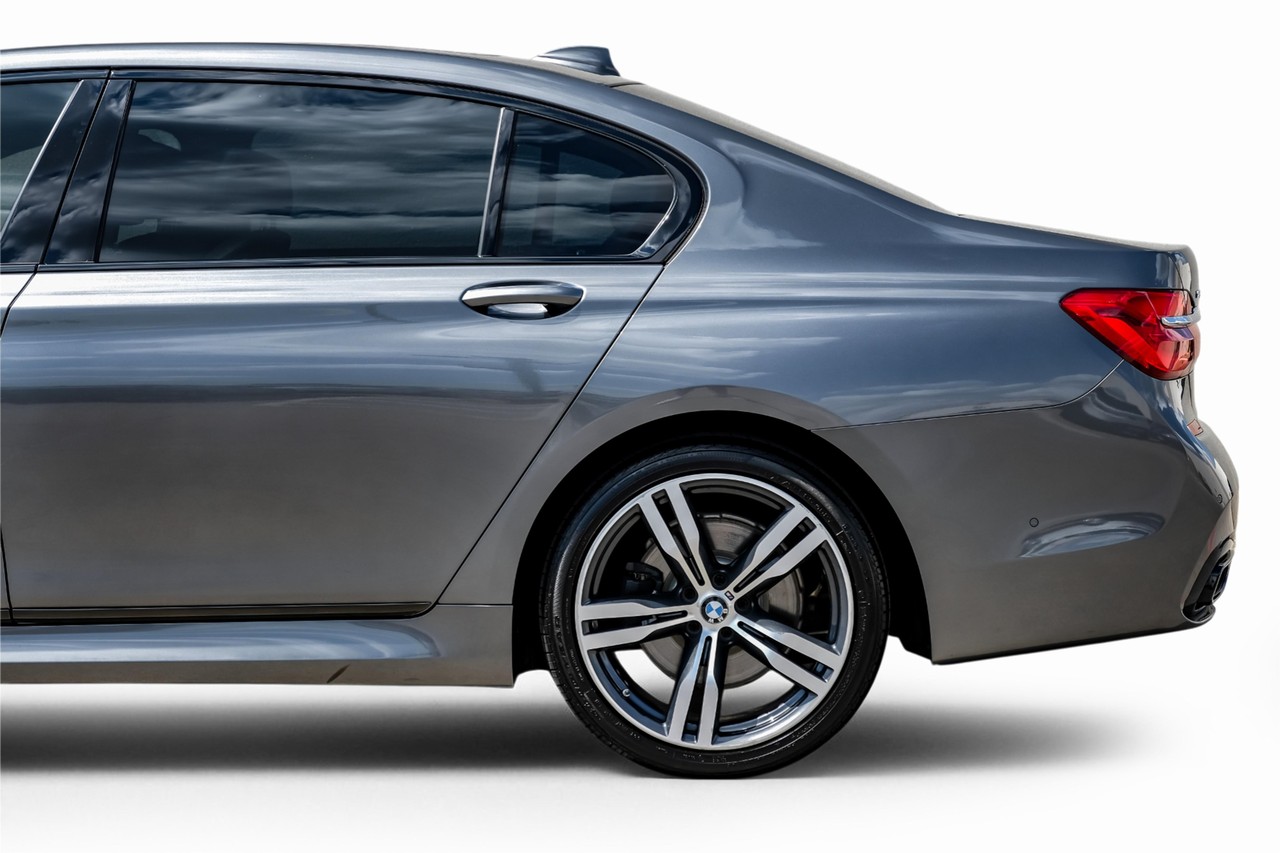 BMW 750i xDrive Vehicle Main Gallery Image 16
