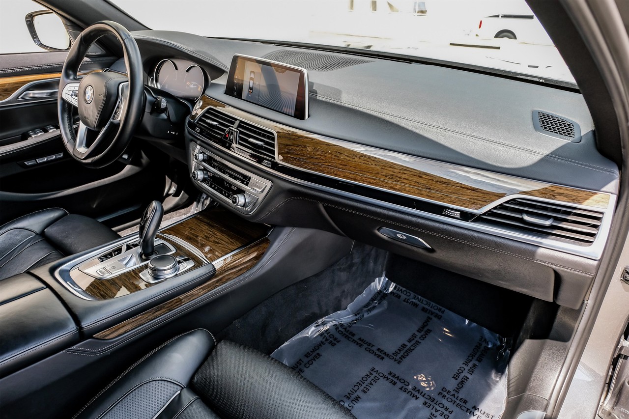 BMW 750i xDrive Vehicle Main Gallery Image 17
