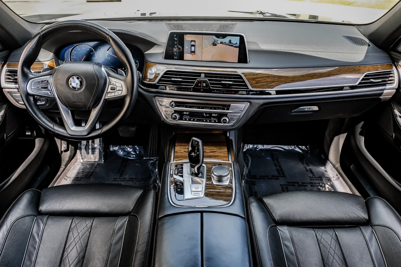 BMW 750i xDrive Vehicle Main Gallery Image 18