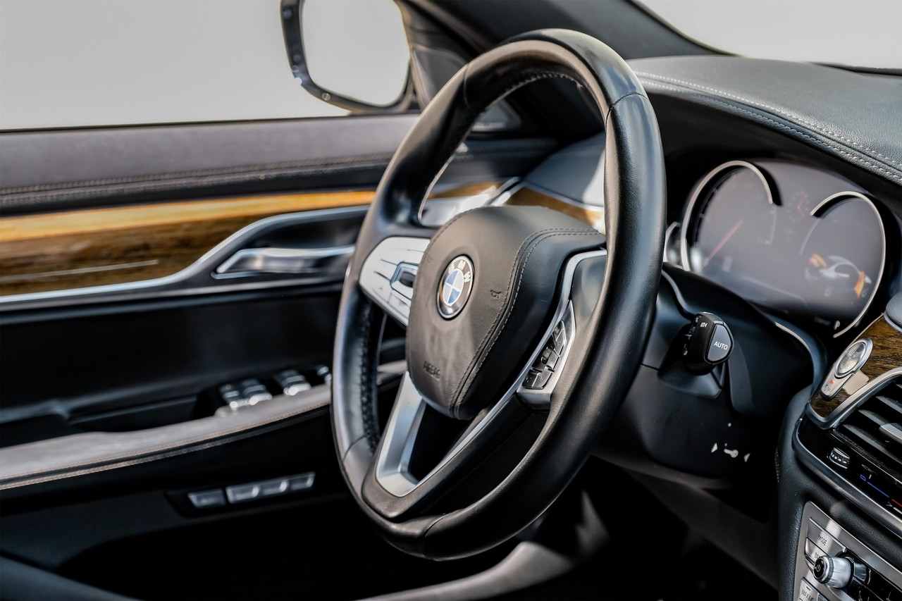 BMW 750i xDrive Vehicle Main Gallery Image 19