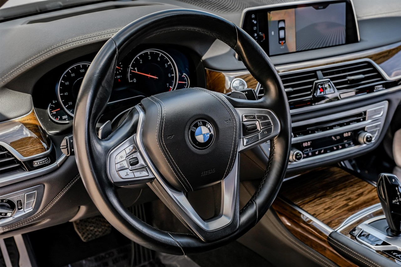 BMW 750i xDrive Vehicle Main Gallery Image 20