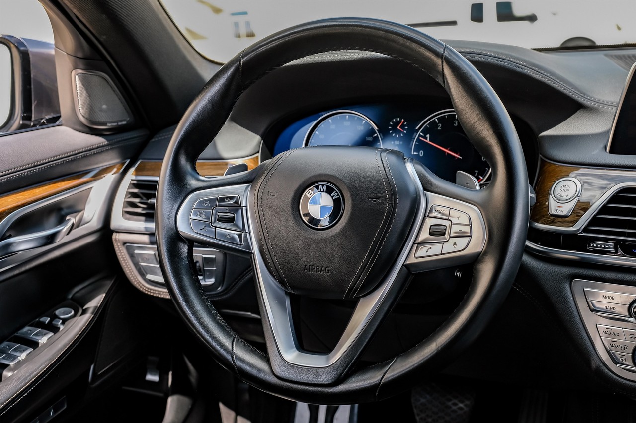 BMW 750i xDrive Vehicle Main Gallery Image 21