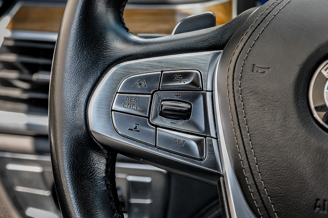 BMW 750i xDrive Vehicle Main Gallery Image 22