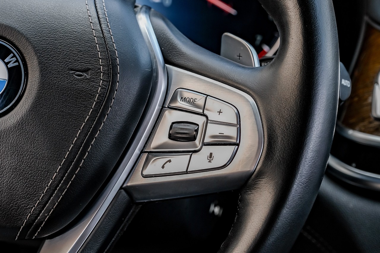 BMW 750i xDrive Vehicle Main Gallery Image 23