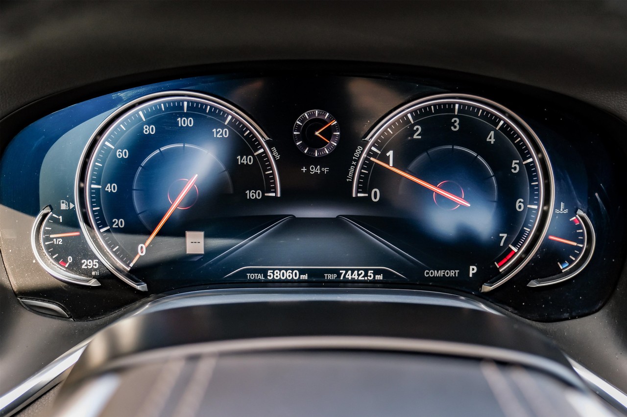 BMW 750i xDrive Vehicle Main Gallery Image 24