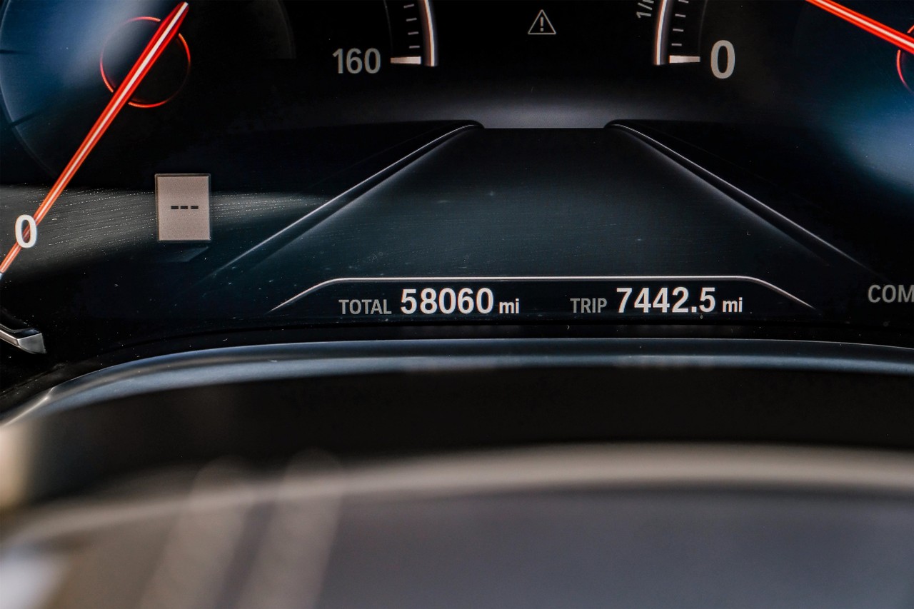 BMW 750i xDrive Vehicle Main Gallery Image 25