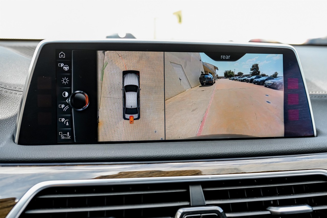 BMW 750i xDrive Vehicle Main Gallery Image 26