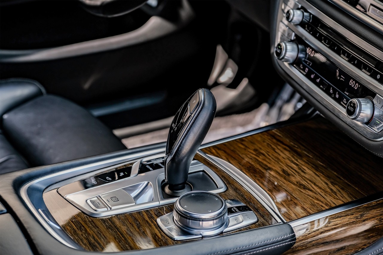 BMW 750i xDrive Vehicle Main Gallery Image 27