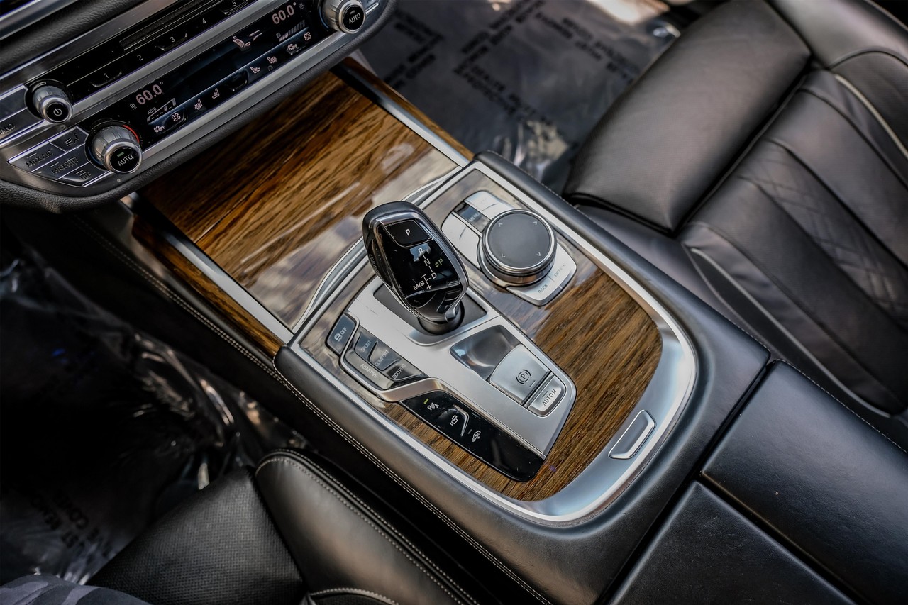 BMW 750i xDrive Vehicle Main Gallery Image 28