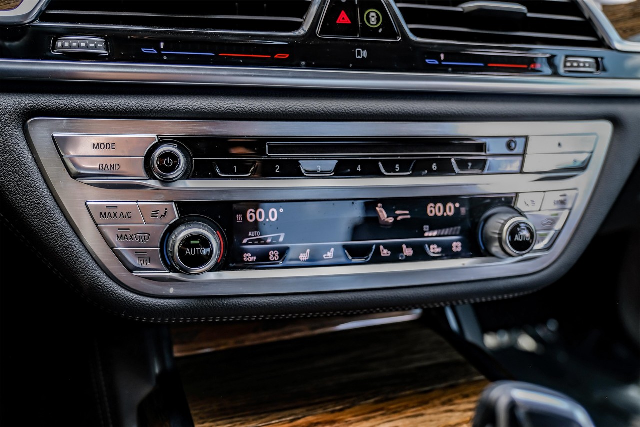 BMW 750i xDrive Vehicle Main Gallery Image 29