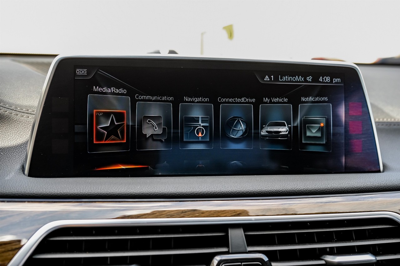 BMW 750i xDrive Vehicle Main Gallery Image 30