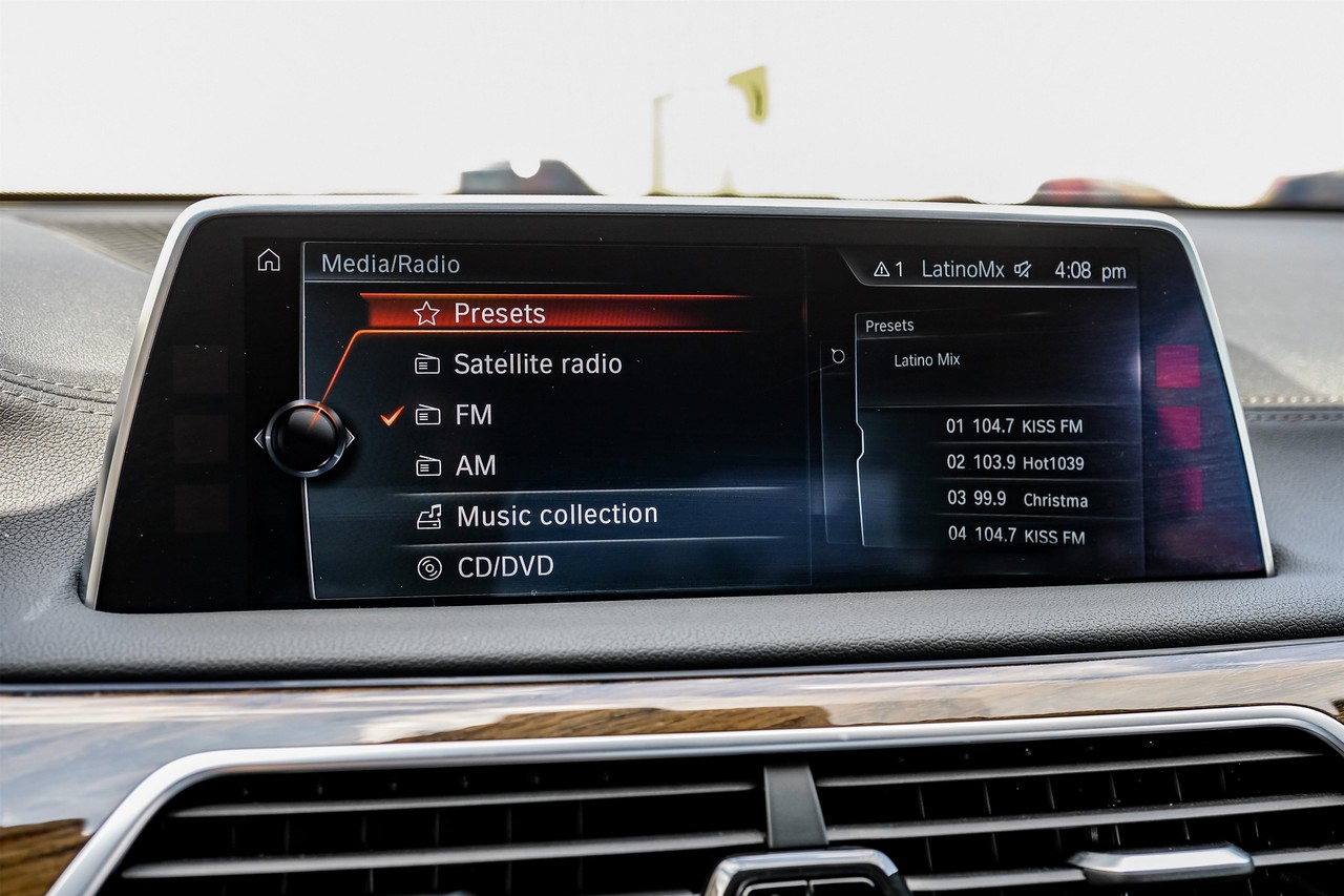 BMW 750i xDrive Vehicle Main Gallery Image 31