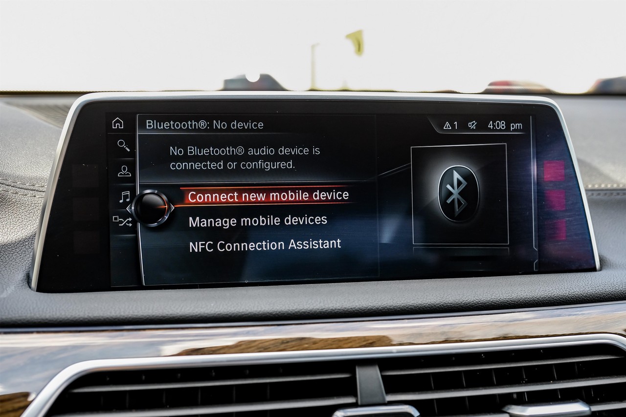 BMW 750i xDrive Vehicle Main Gallery Image 32
