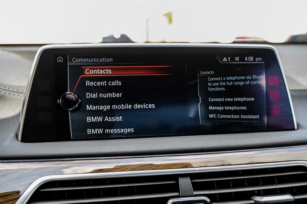 BMW 750i xDrive Vehicle Main Gallery Image 33