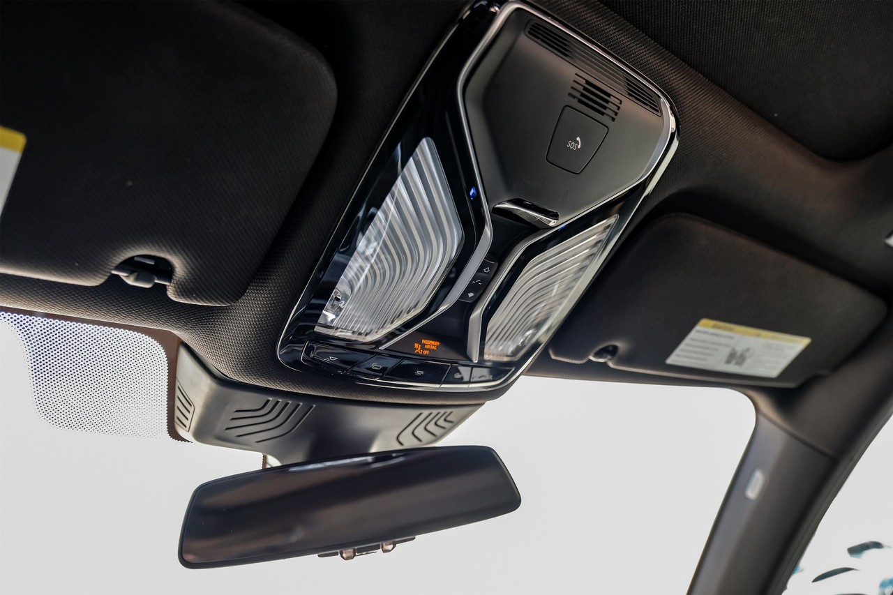 BMW 750i xDrive Vehicle Main Gallery Image 34