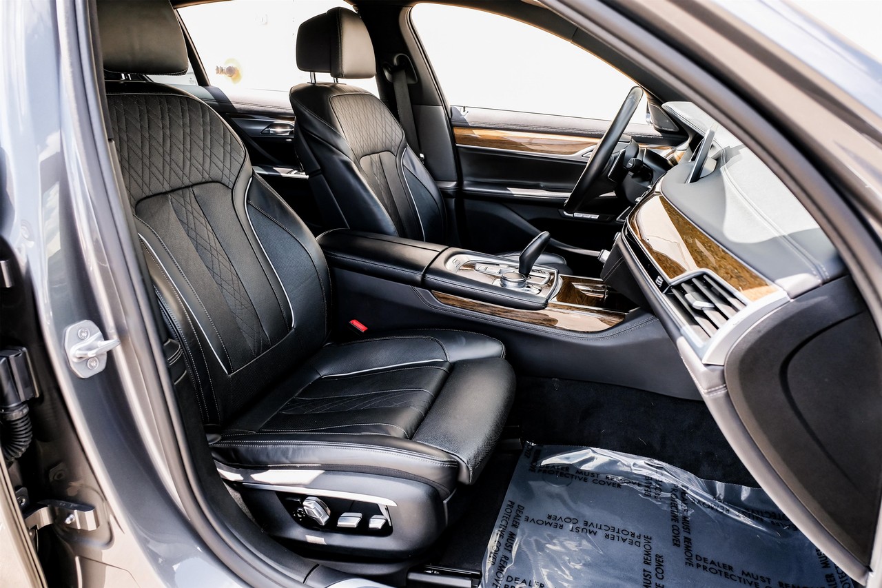 BMW 750i xDrive Vehicle Main Gallery Image 35