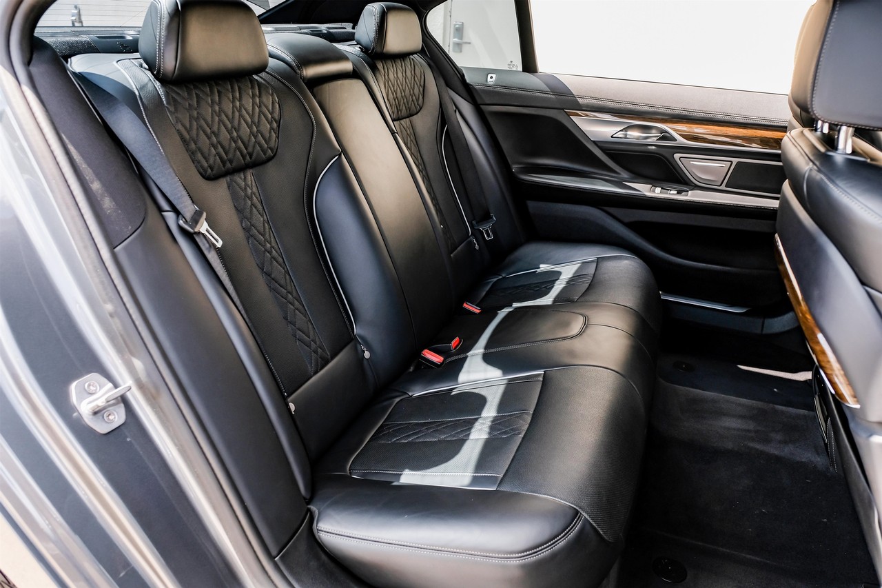 BMW 750i xDrive Vehicle Main Gallery Image 36