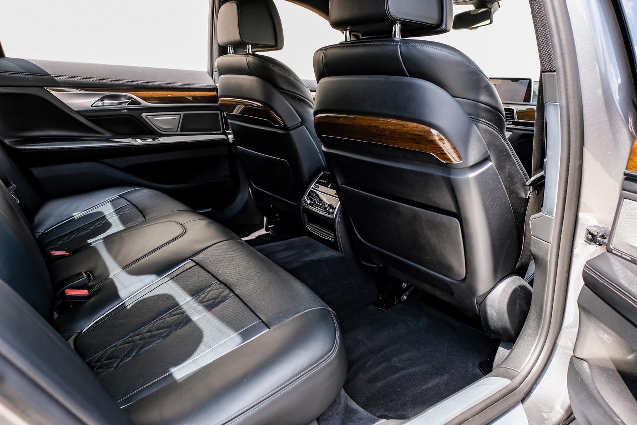 BMW 750i xDrive Vehicle Main Gallery Image 37