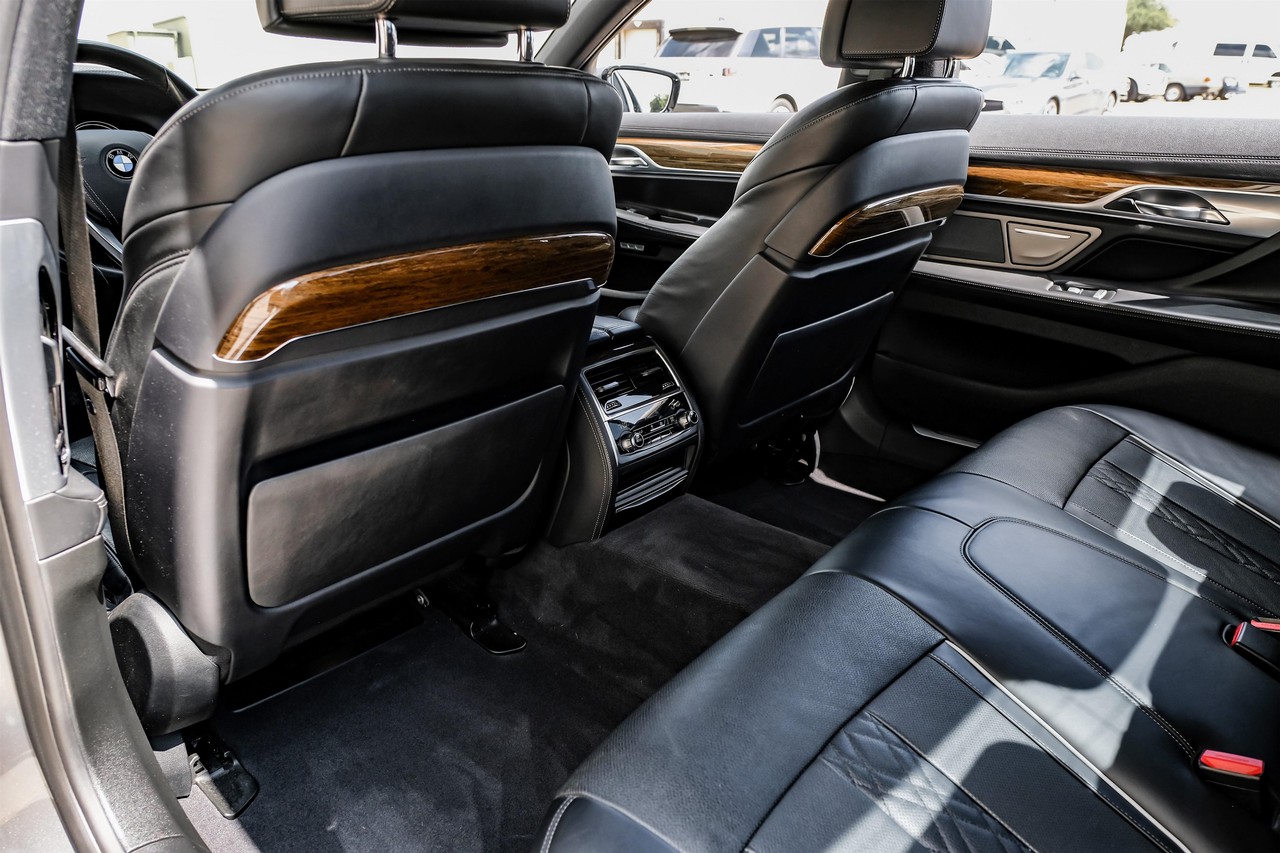 BMW 750i xDrive Vehicle Main Gallery Image 38