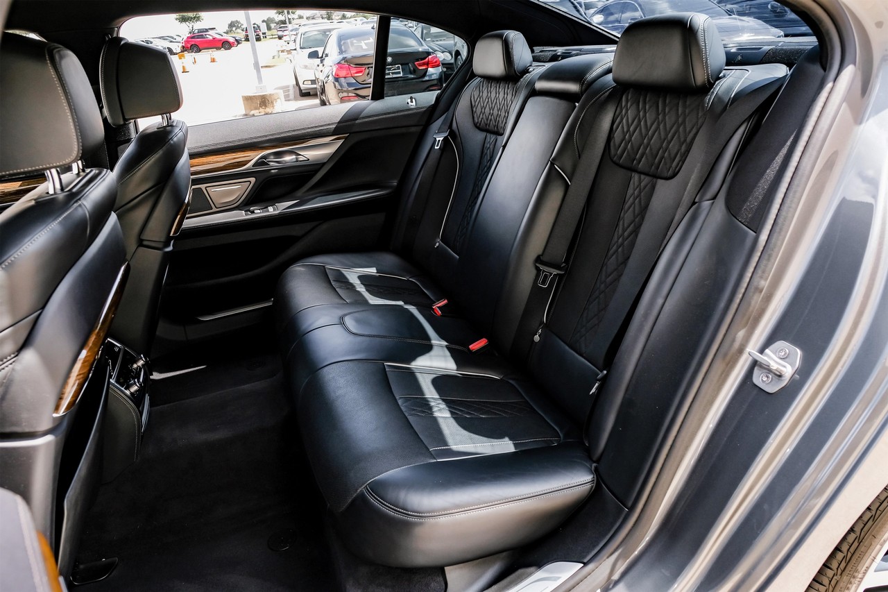 BMW 750i xDrive Vehicle Main Gallery Image 39