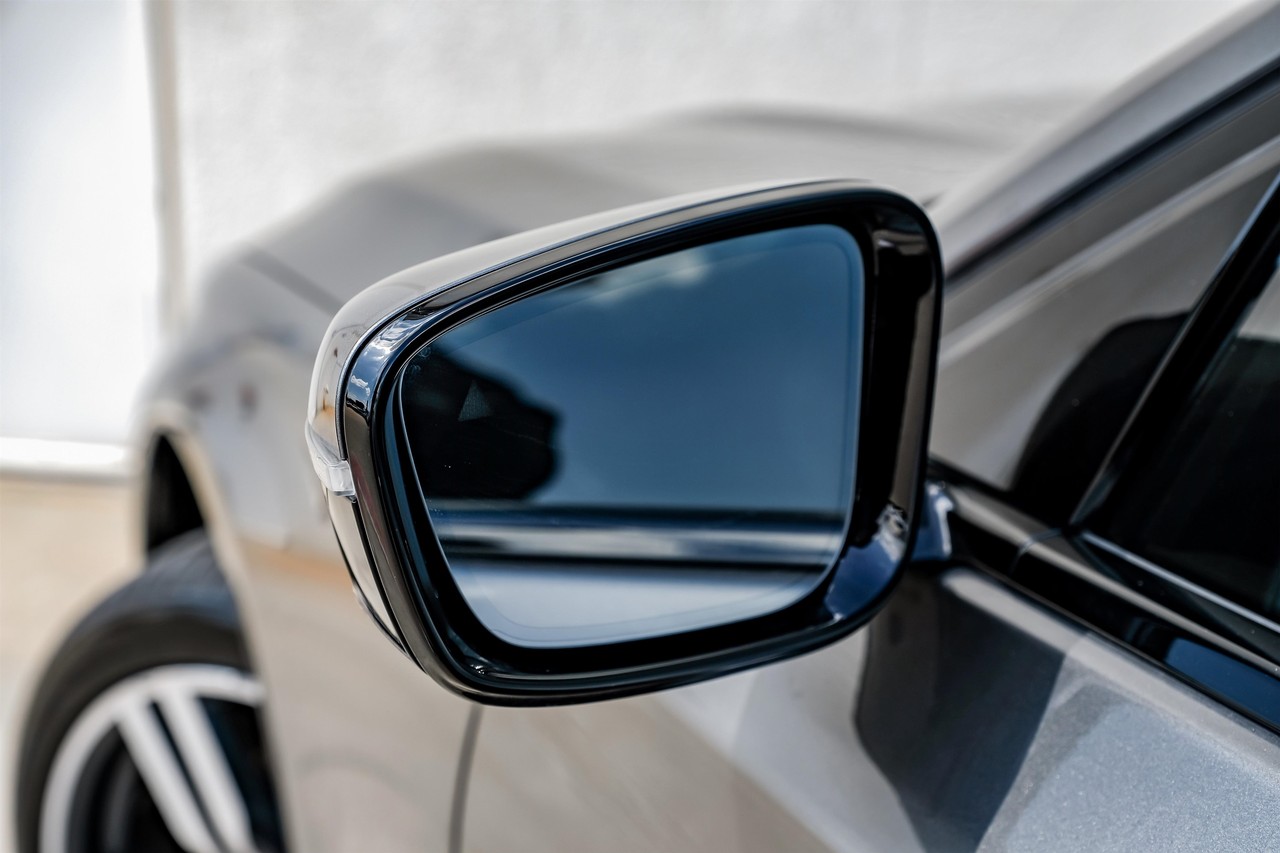 BMW 750i xDrive Vehicle Main Gallery Image 40