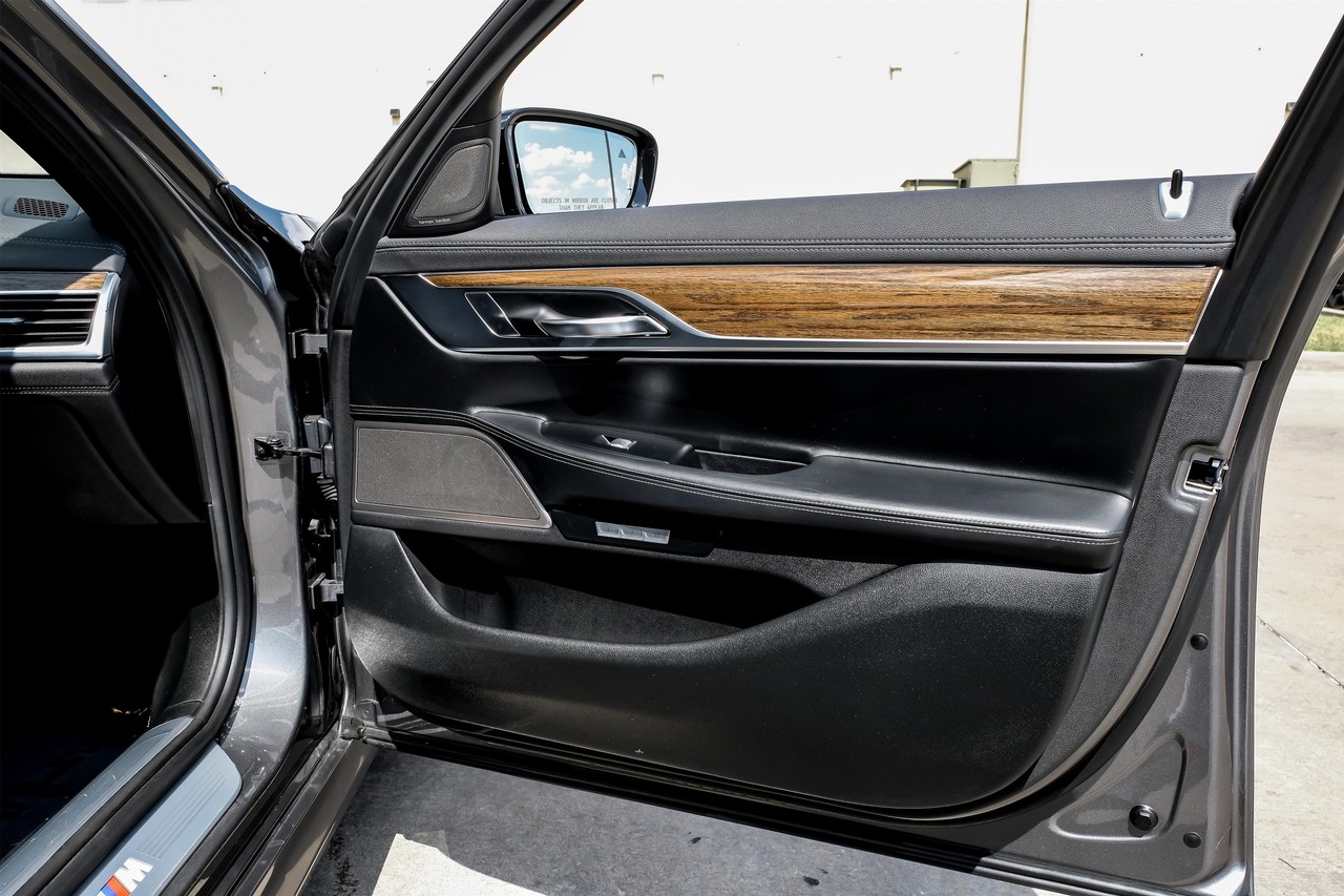 BMW 750i xDrive Vehicle Main Gallery Image 42